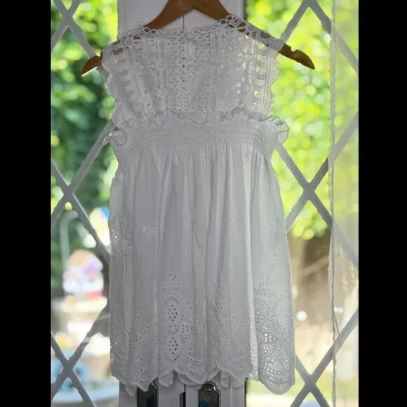 🆕Boutique White Eyelet Lace Sleeveless Top/Tank/Blouse Size Medium - Picture 2 of 8